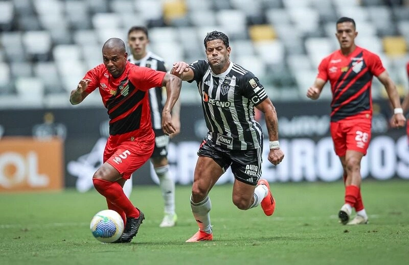Athletico PR vs Atletico PR - Đôi công căng thẳng
